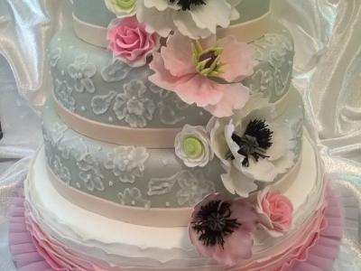 esküvői torta cukorvirágokkal