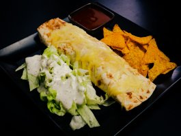 vegetáriánus Burrito salátával és tortilla chilssel 