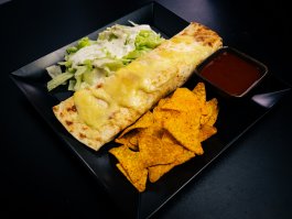 Burrito marhahússal, salátával és tortilla chipssel